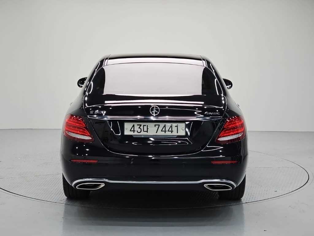 2017 Mercedes-Benz Clase E E Negro - Miniatura 3