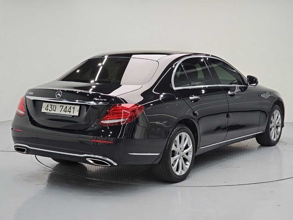 2017 Mercedes-Benz Clase E E Negro - Miniatura 4