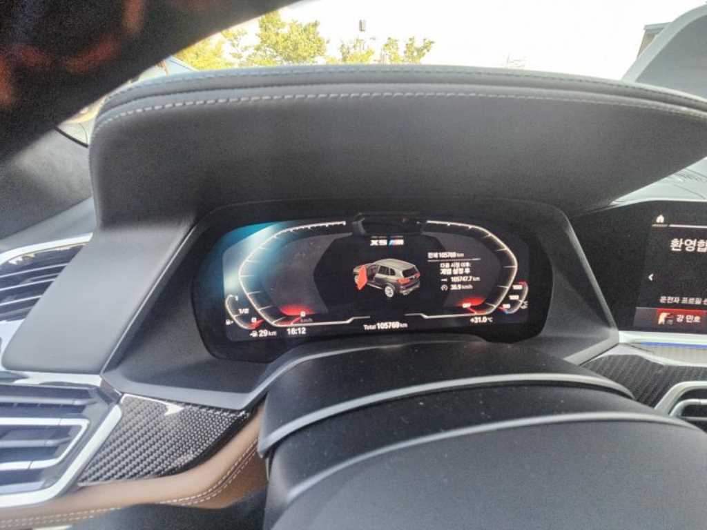 2021 BMW X5M 4.4 Blanco - Miniatura 4