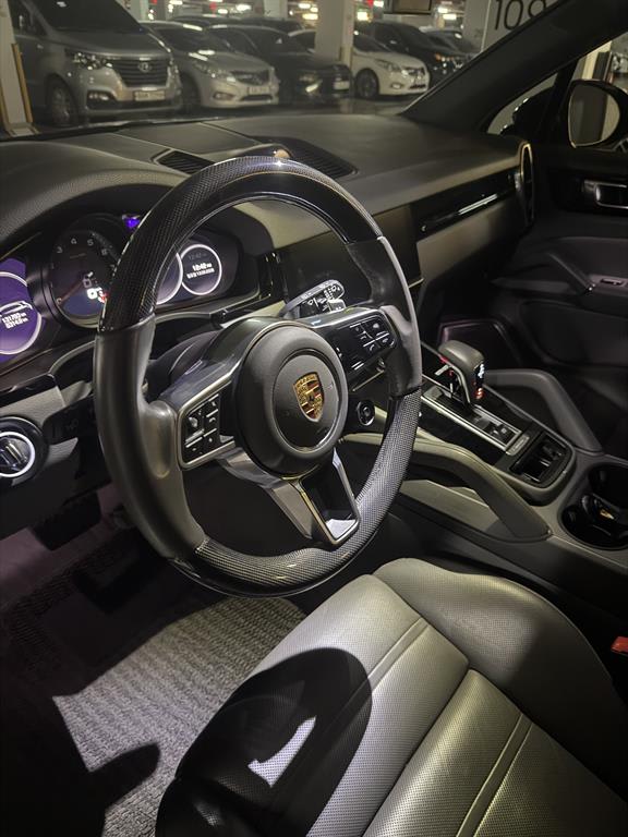 2021 Porsche Cayenne (PO536) Negro - Miniatura 3