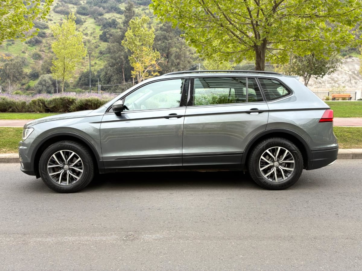 2019 Volkswagen TIGUAN Comfortline Gris - Miniatura 4