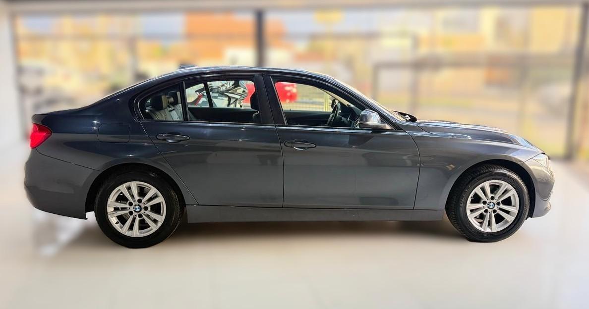 2017 BMW 318I LIMOUSINE Gris - Miniatura 4