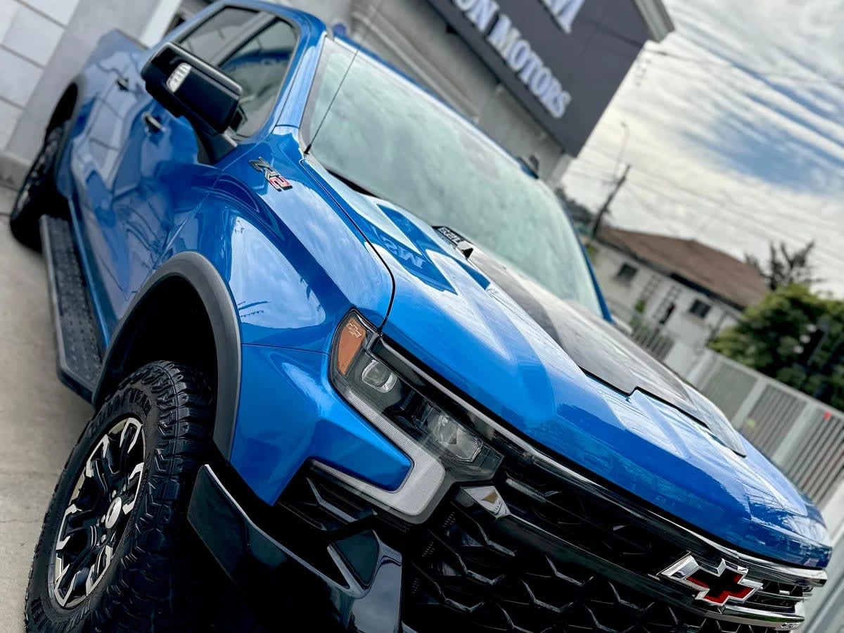 2024 Chevrolet Silverado ZR2 Azul - Imagen 1