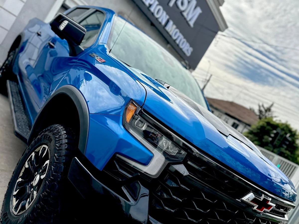 2024 Chevrolet Silverado ZR2 Azul - Miniatura 3