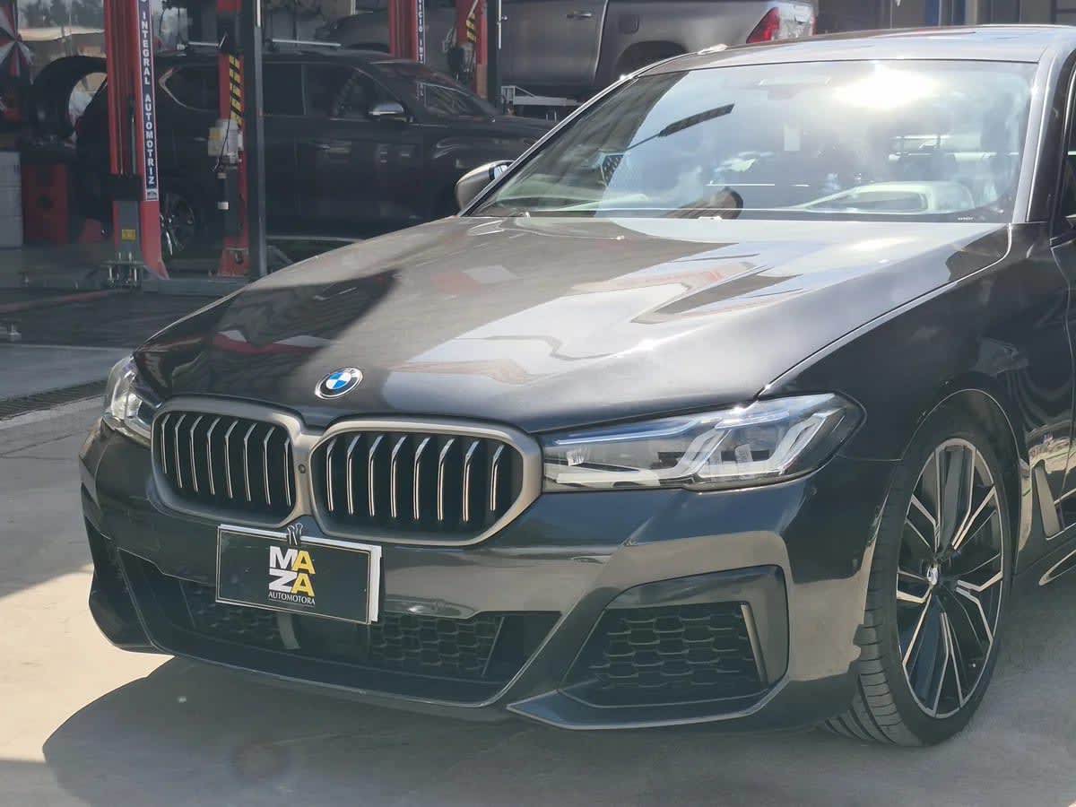 2023 BMW 550 4.4 Gris - Miniatura 3