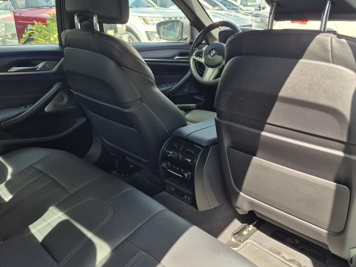 2023 BMW 550 4.4 Gris - Miniatura 8