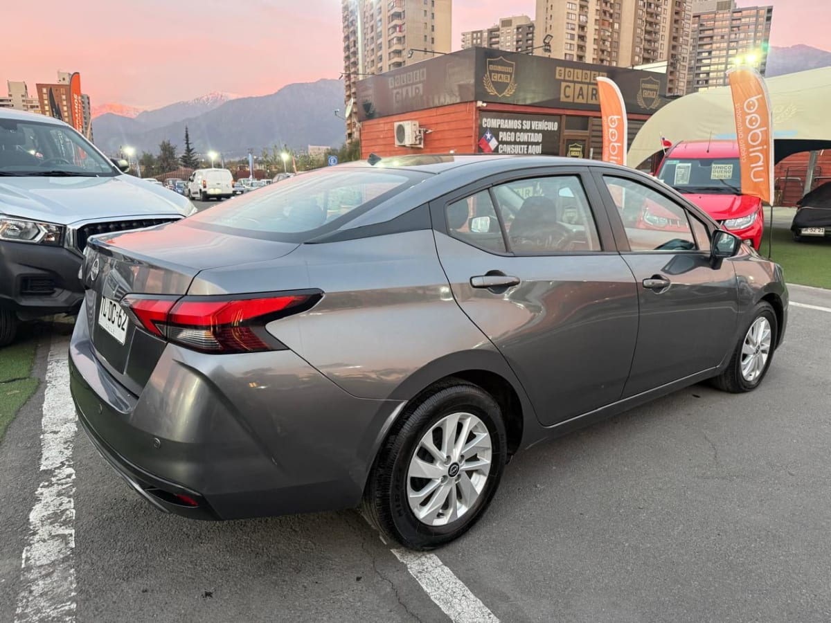 2024 Nissan Versa Sence 1.6 Gris - Miniatura 5