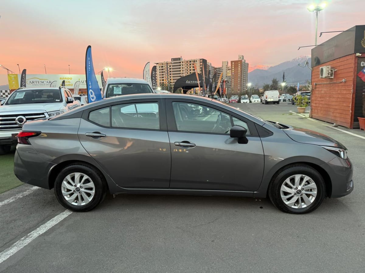 2024 Nissan Versa Sence 1.6 Gris - Miniatura 6