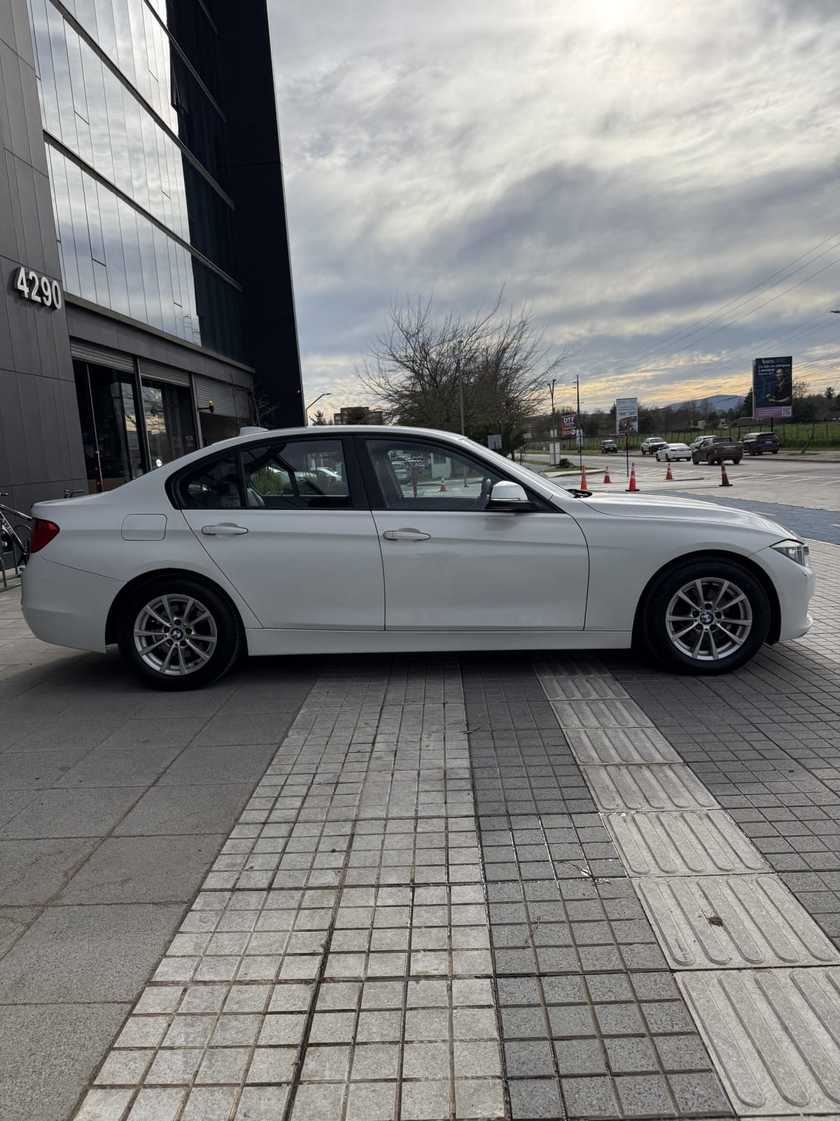 2017 BMW 316i Sport - Miniatura 4
