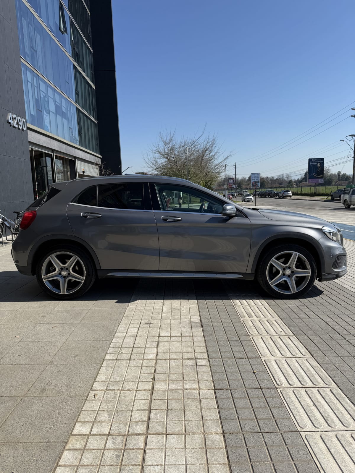 2022 Mercedes Benz GLA 250 - Miniatura 4