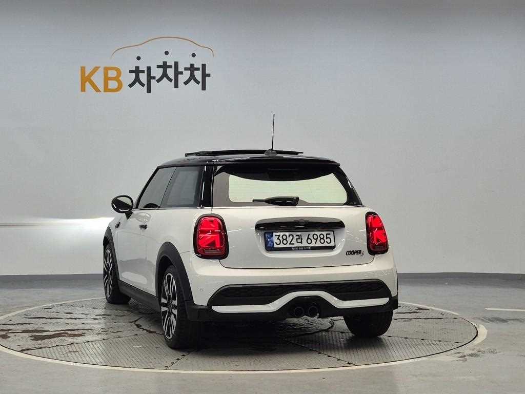 2024 MINI Cooper Ref 419204 Gasoline White - Miniatura 2
