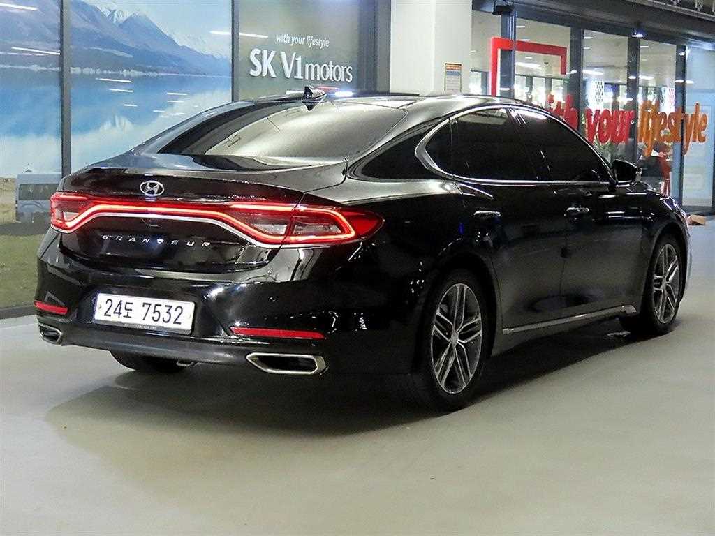 2018 Hyundai Grandeur IG Negro - Miniatura 4