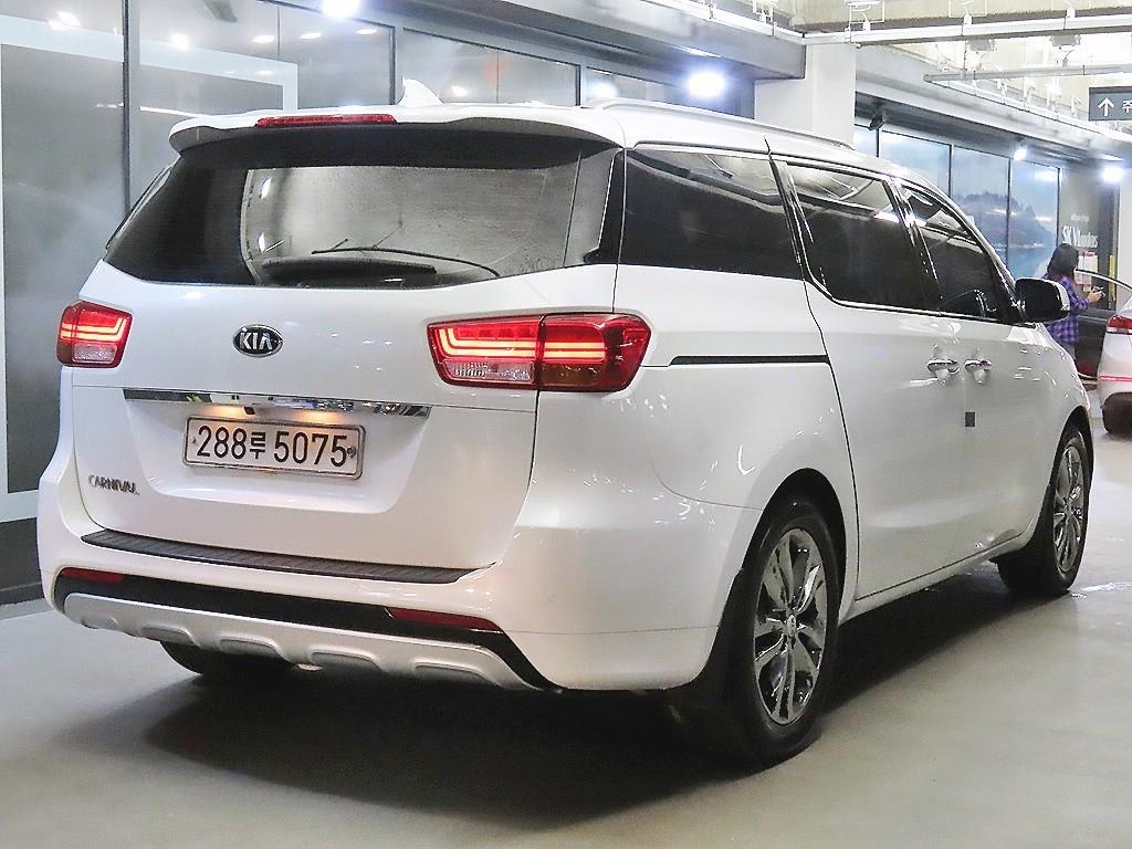 2016 Kia Carnival Diesel - Miniatura 4