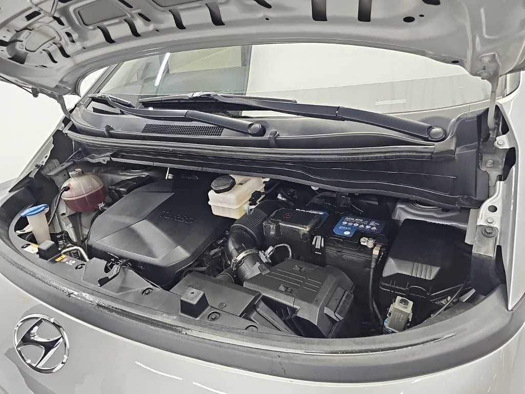 2022 Hyundai Staria 2WD Gris - Miniatura 5