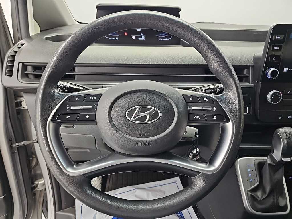 2022 Hyundai Staria 2WD Gris - Miniatura 9