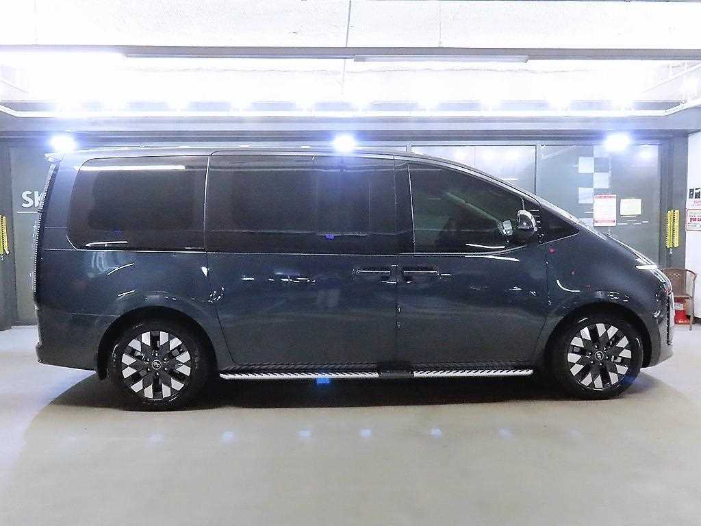 2023 Hyundai Staria 4WD Gris - Miniatura 3
