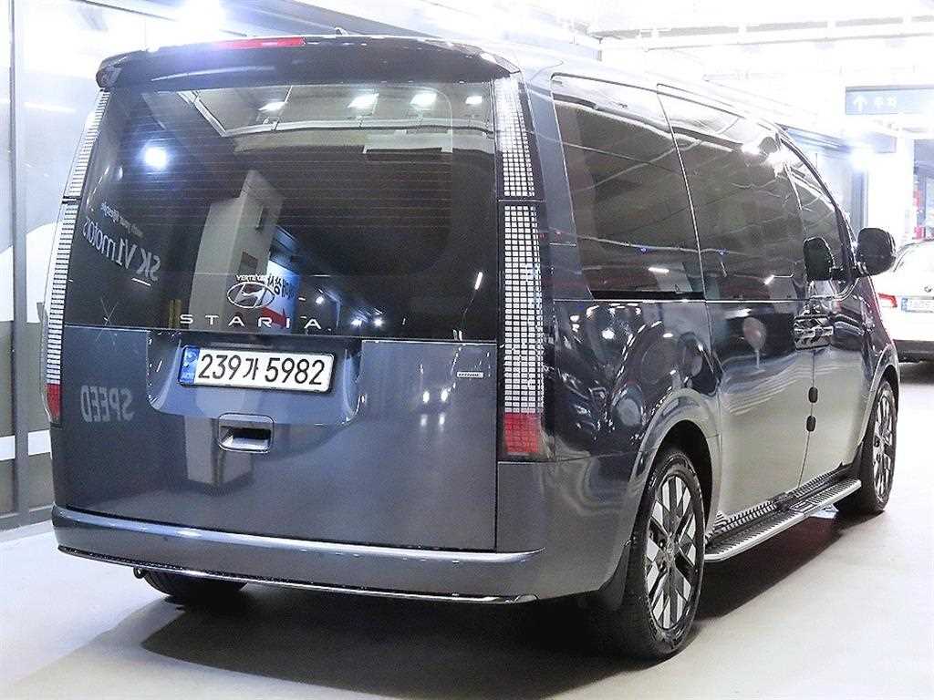 2023 Hyundai Staria 4WD Gris - Miniatura 4