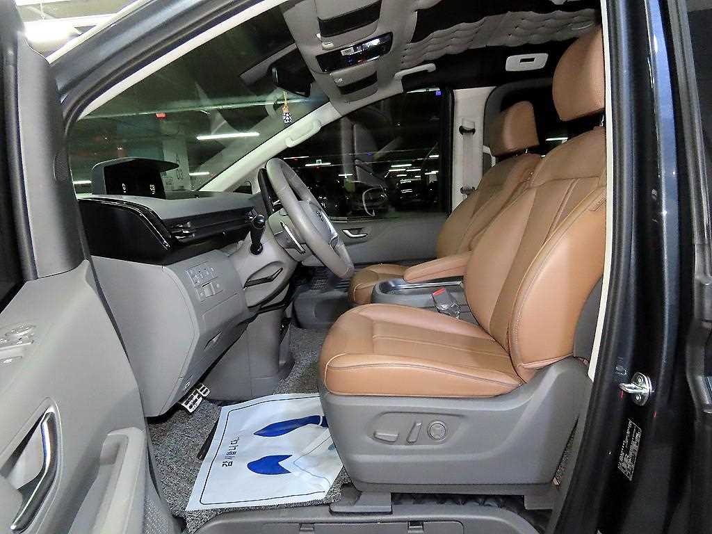 2023 Hyundai Staria 4WD Gris - Miniatura 6