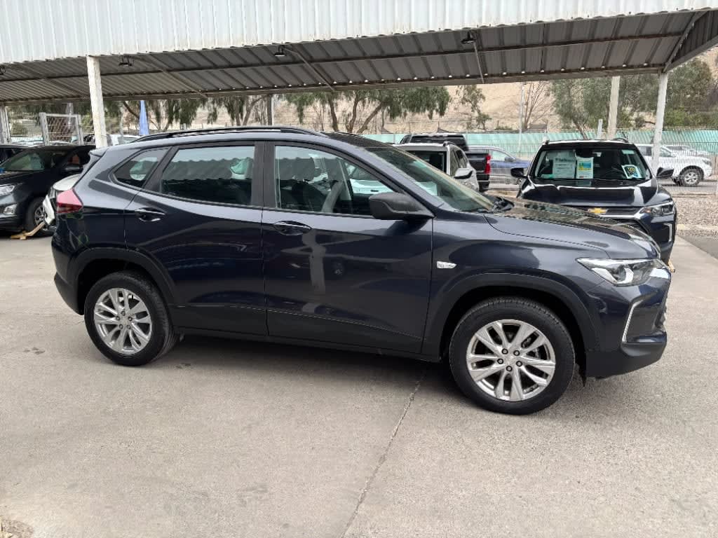 2025 Chevrolet Tracker 1.2T Gris - Miniatura 4