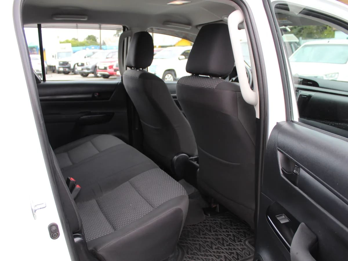 2022 Toyota Hilux DX Plata - Miniatura 7