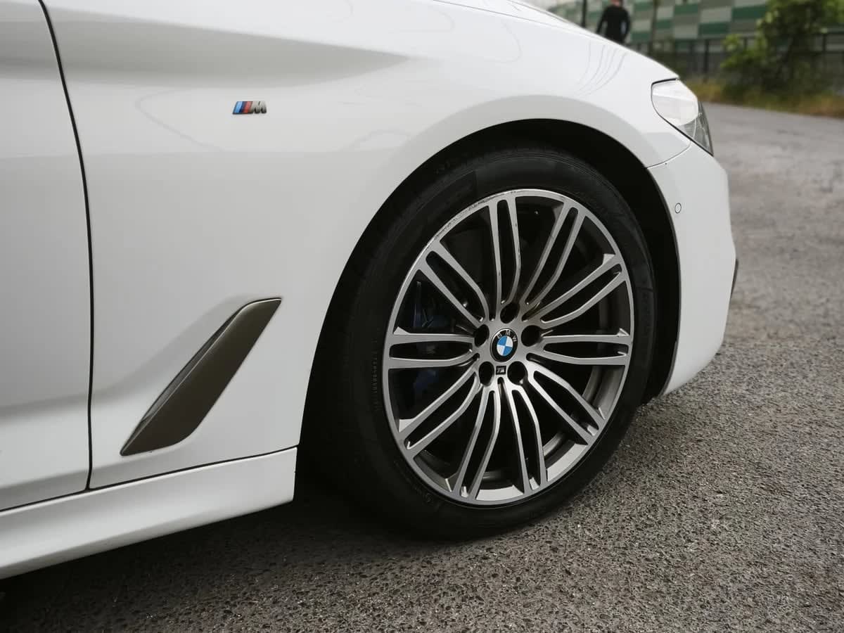 2020 BMW 550 M Blanco - Miniatura 8