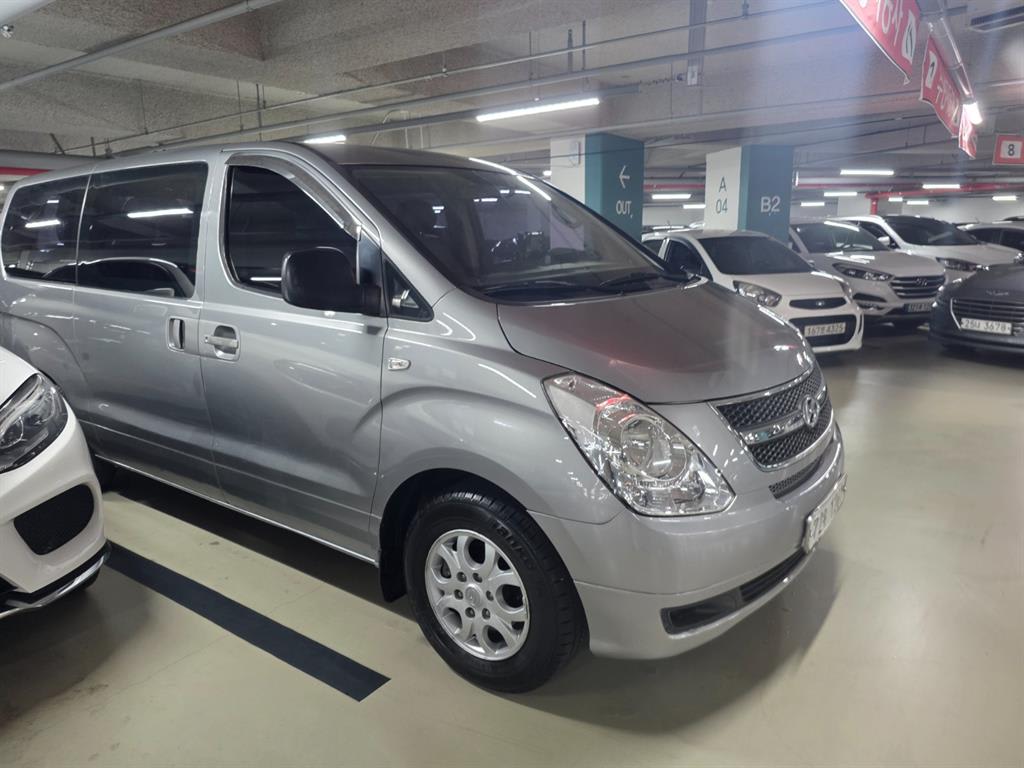 2014 Hyundai Starex 12-seater Plata - Miniatura 2