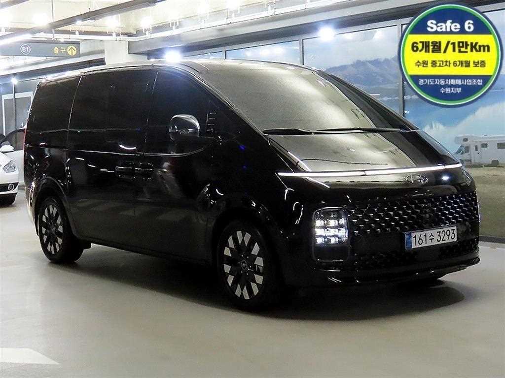 2022 Hyundai Staria 4WD Negro - Imagen 1