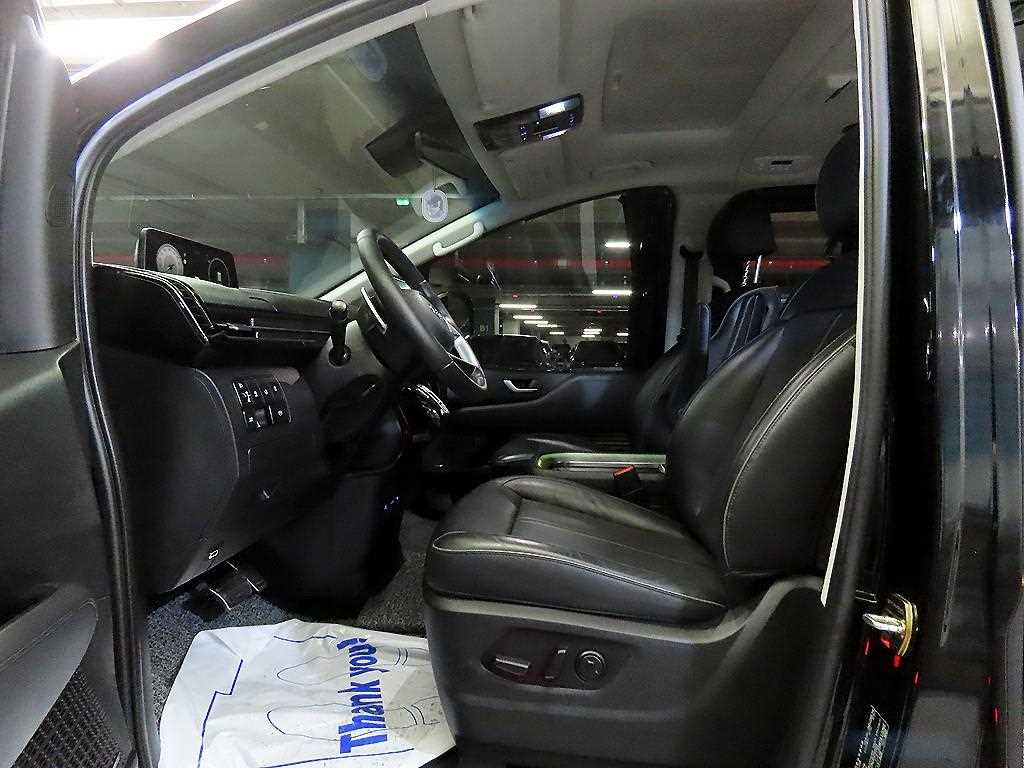 2022 Hyundai Staria 4WD Negro - Miniatura 6