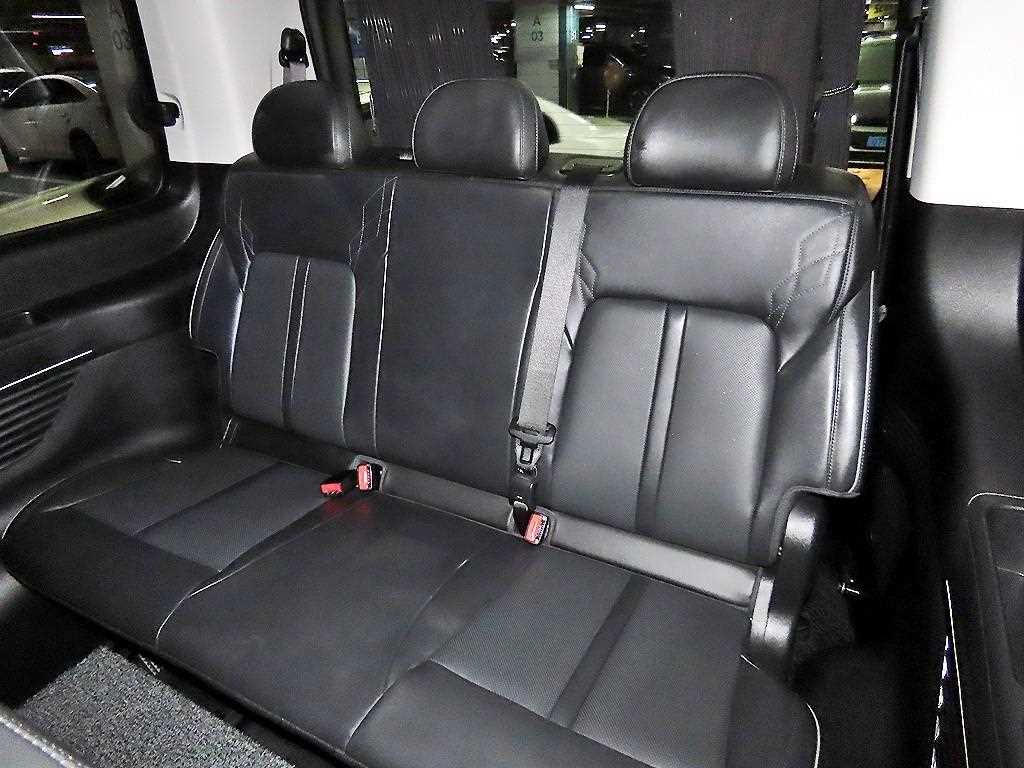 2022 Hyundai Staria 4WD Negro - Miniatura 8