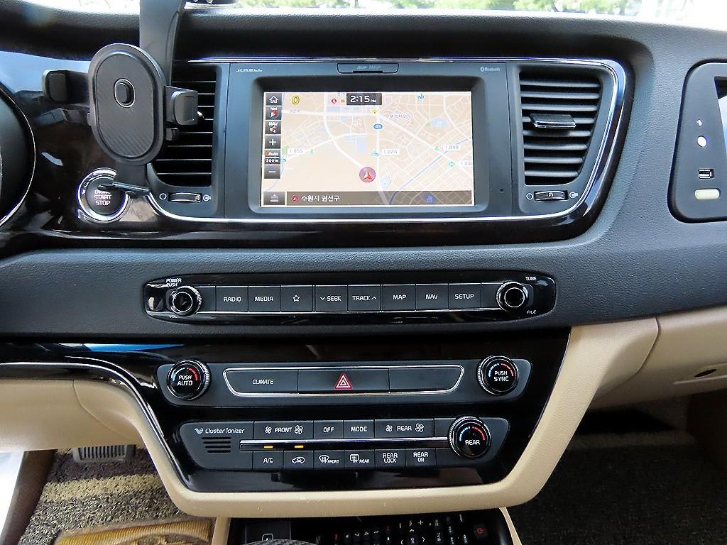 2020 Kia Carnival Gasoline Negro - Miniatura 10