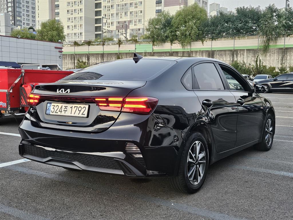 2024 Kia K3 2nd Negro - Miniatura 4