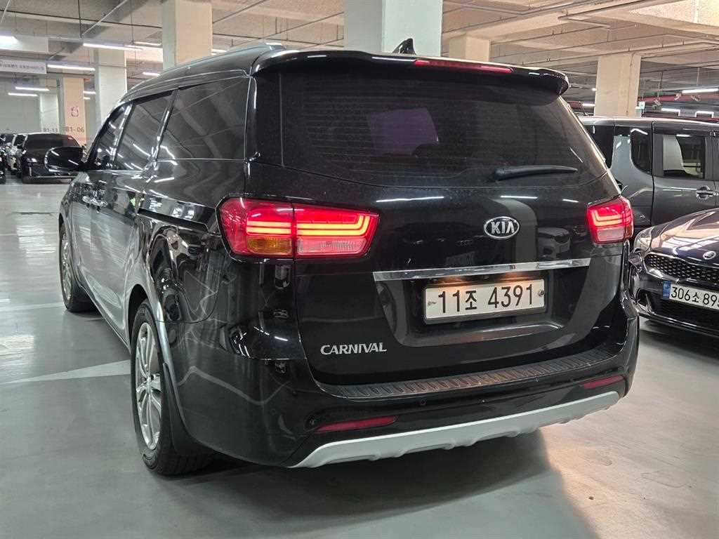 2016 Kia Carnival Diesel Negro - Miniatura 4
