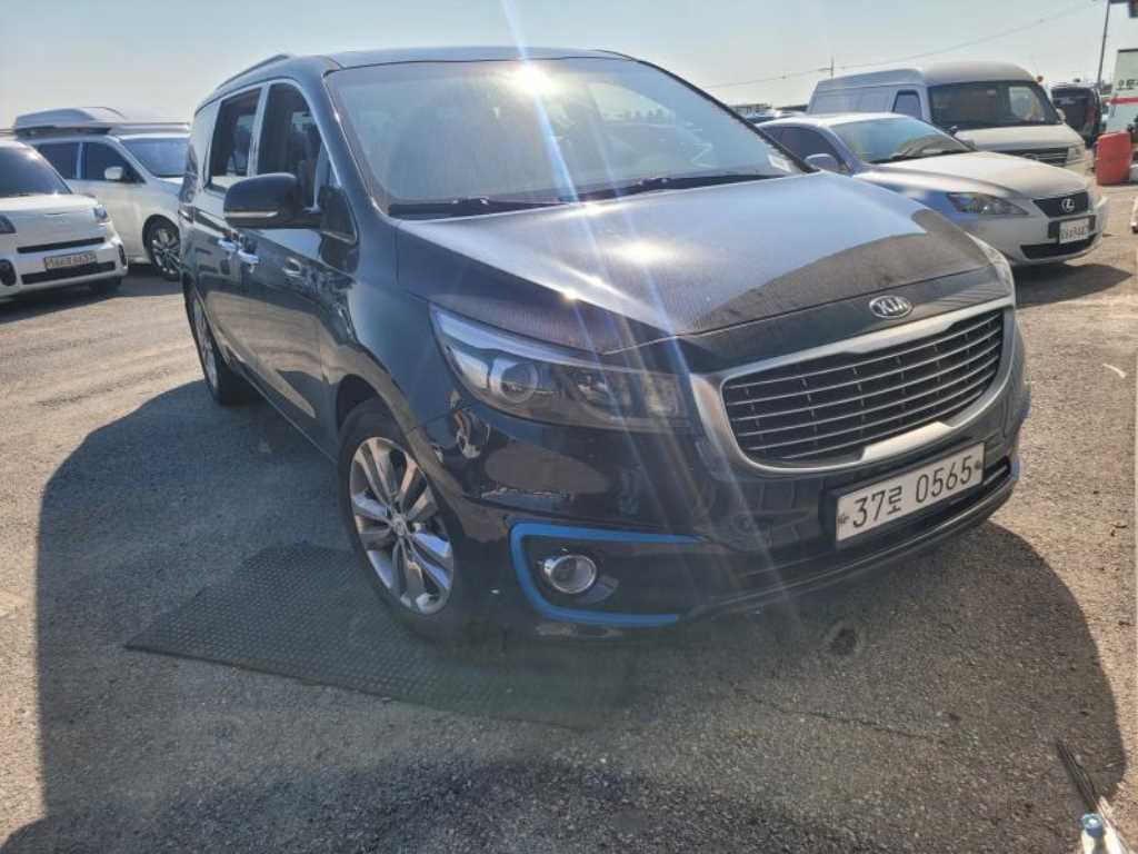 2016 Kia Carnival Diesel Negro - Imagen 1