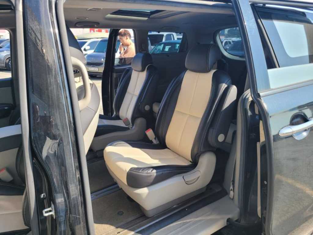 2016 Kia Carnival Diesel Negro - Miniatura 9
