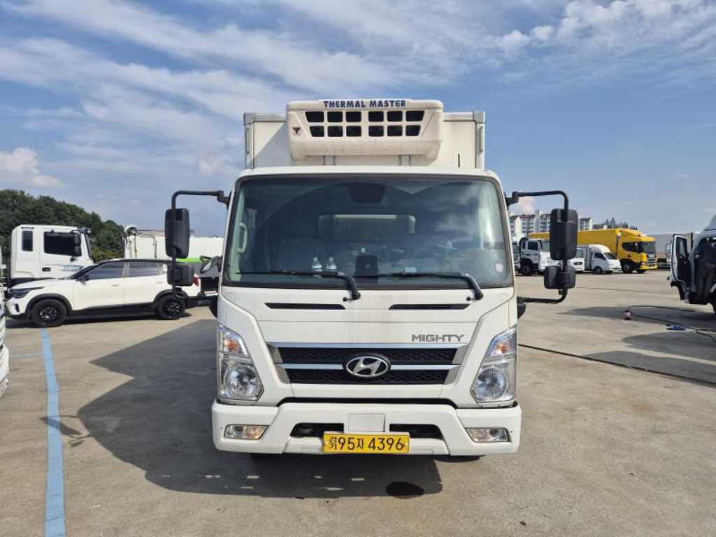 2022 Medium And Large Cargo Truck Ref 419604 Diesel White - Miniatura 2