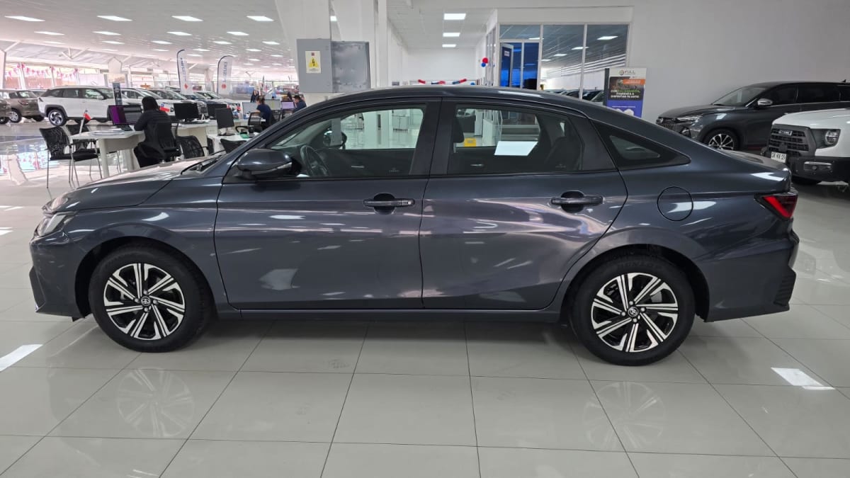2026 Toyota Yaris SEDAN Gris - Miniatura 5