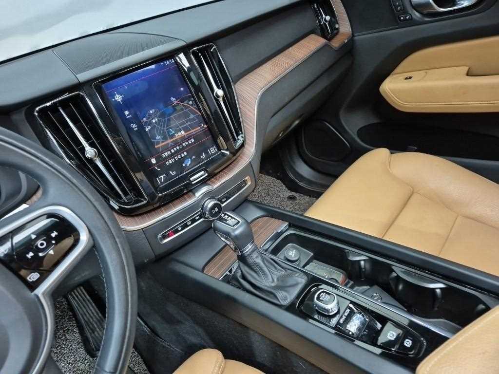 2019 Volvo XC60 (2nd Negro - Miniatura 10