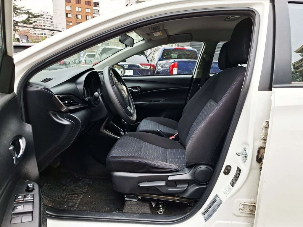 2022 Toyota YARIS SEDAN 1.5 - Miniatura 3