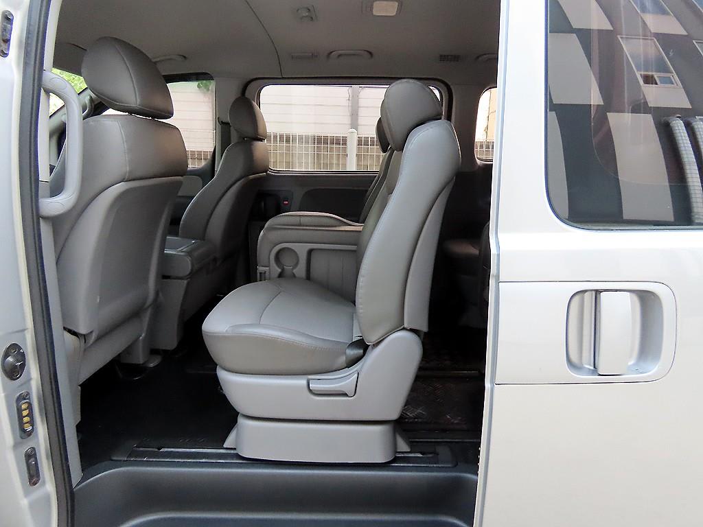 2011 Hyundai Starex 12-seater Plata - Miniatura 6