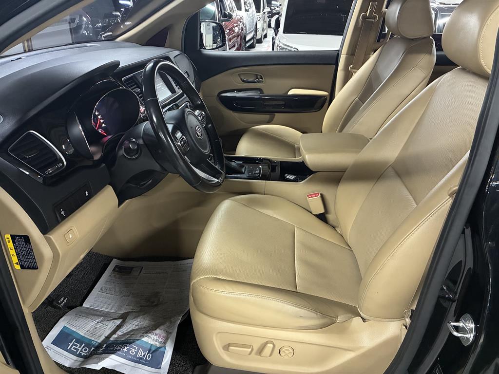 2017 Kia Carnival Diesel Negro - Miniatura 7