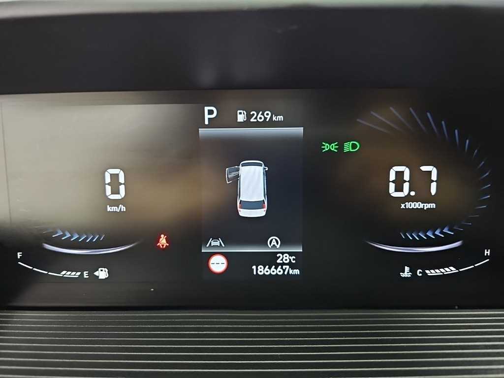 2022 Hyundai Staria 2WD - Miniatura 6