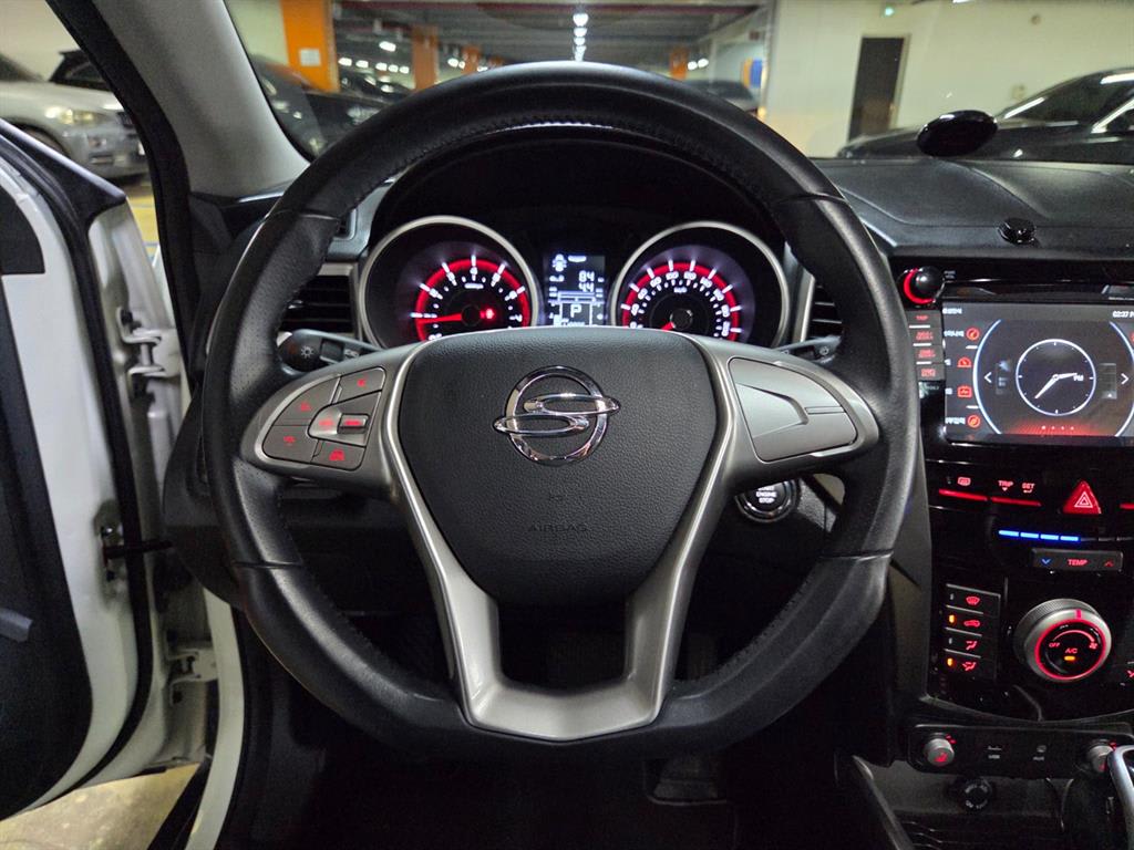 2016 SsangYong Tivoli Gasoline Blanco - Miniatura 10