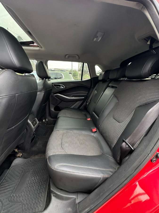 2022 JAC JS4 Rojo - Miniatura 10