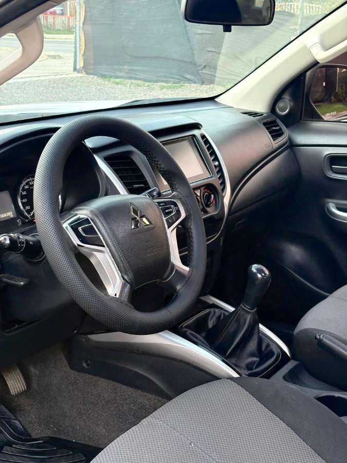 2023 Mitsubishi L200 Blanco - Miniatura 7