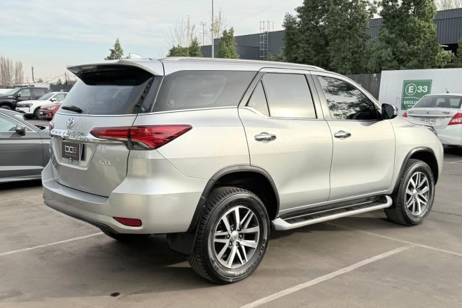 2021 Toyota Camry Fortuner Plata - Miniatura 6