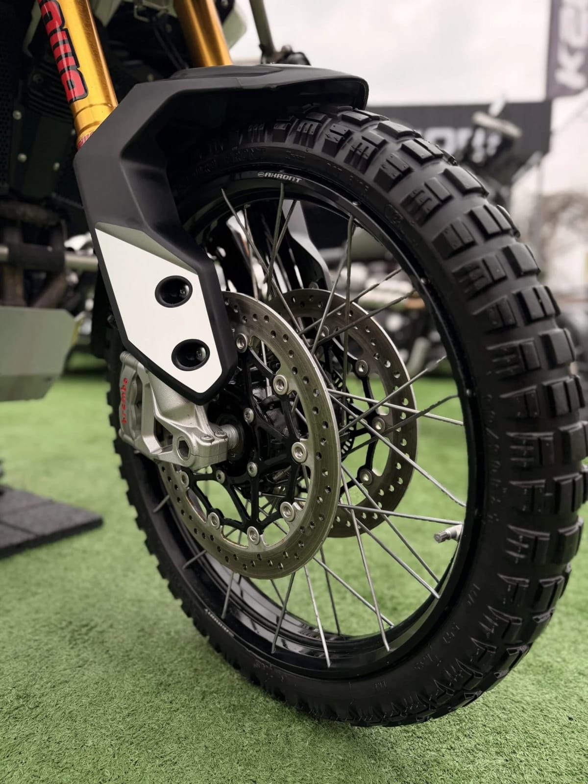 2024 Triumph Tiger 900 Verde - Miniatura 3