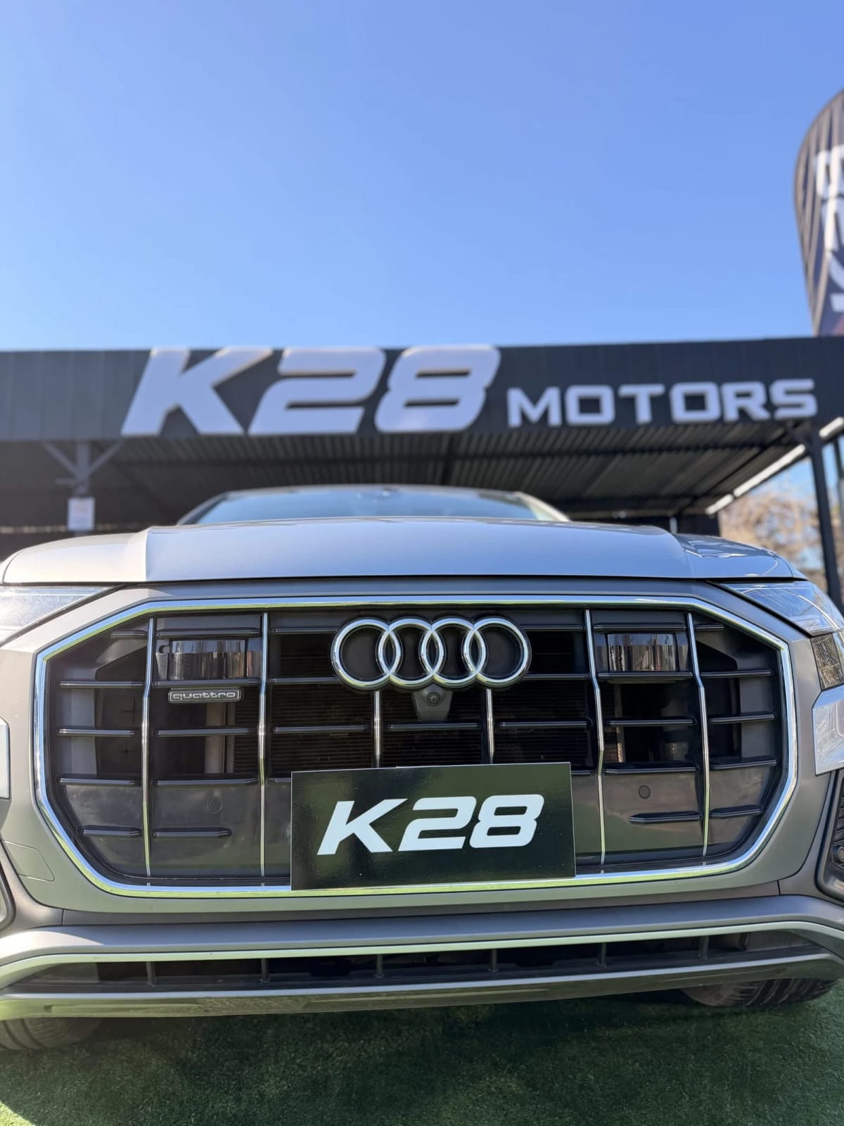 2023 Audi Q8 45 Gris - Miniatura 2