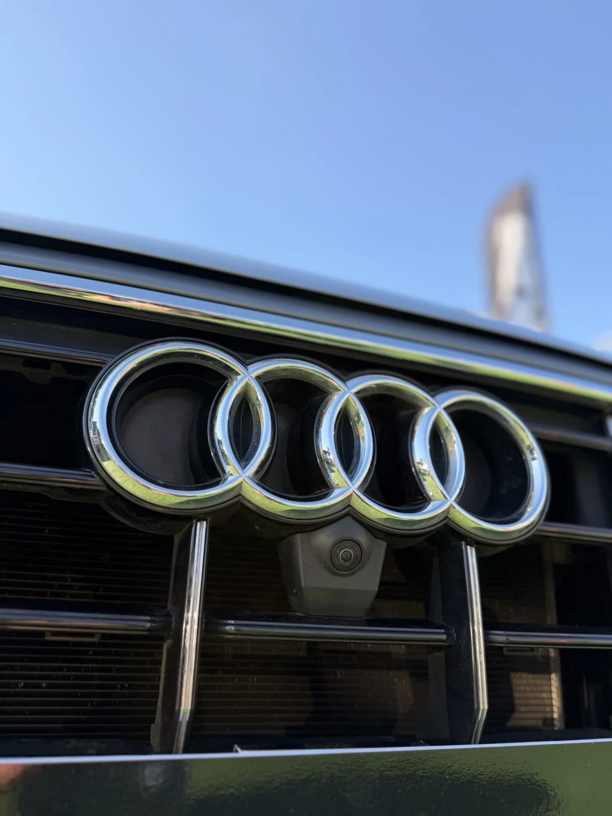 2023 Audi Q8 45 Gris - Miniatura 3