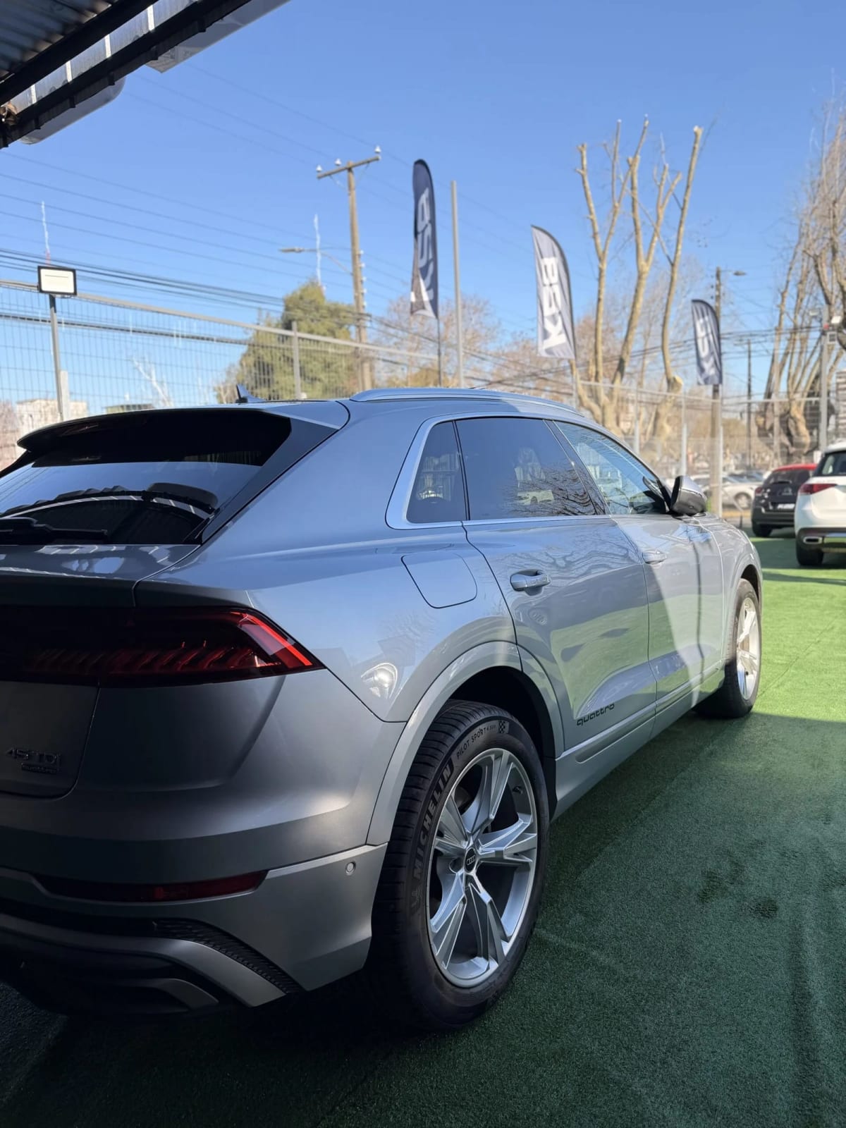 2023 Audi Q8 45 Gris - Miniatura 6