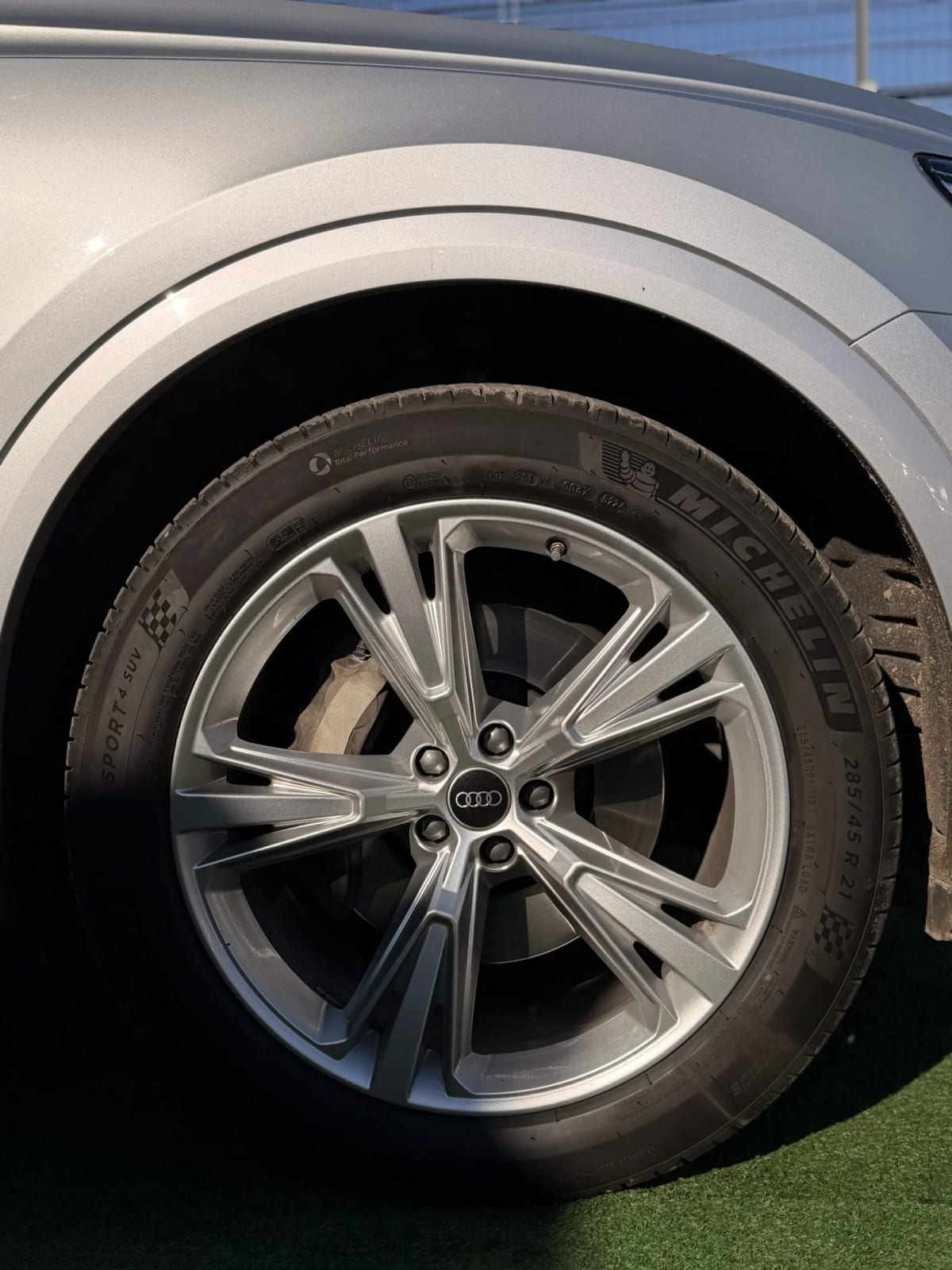 2023 Audi Q8 45 Gris - Miniatura 9